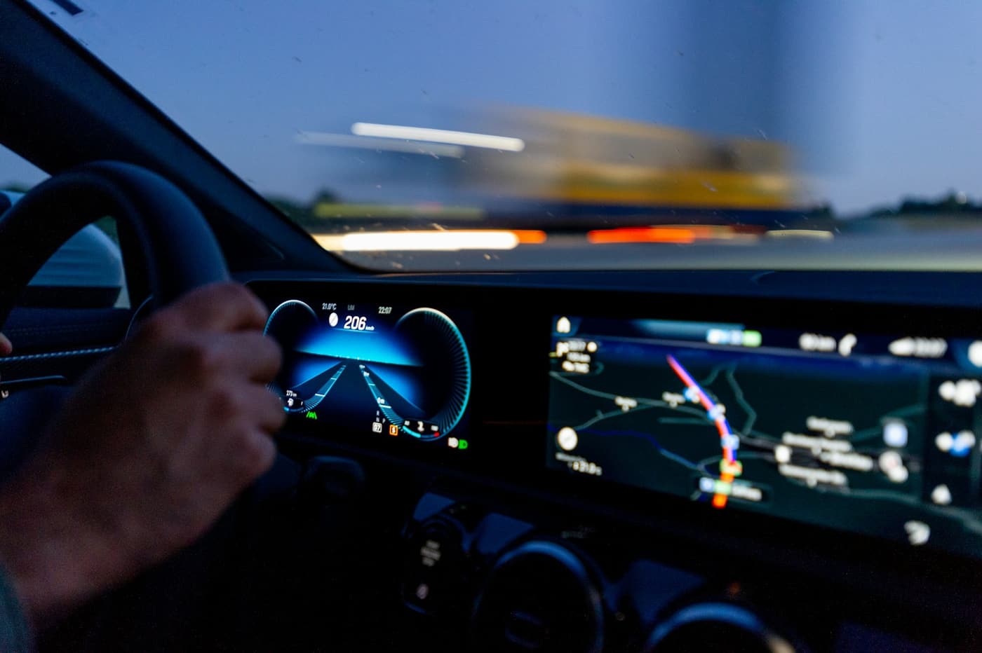 Dashboard met navigatiescherm tijdens het rijden